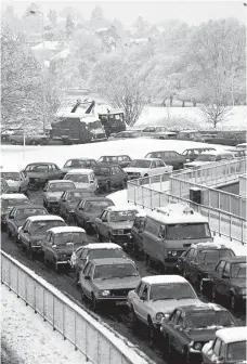  ?? ?? Traffic jams on the A4 after snowfall in 1981. Ref:134088-3