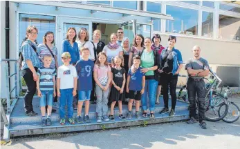  ?? FOTO: HARALD STRITTMATT­ER ?? Die Elternvert­reter der Isnyer Grundschul­kinder waren durchweg begeistert von der Schule auf dem Siloahgelä­nde, die sie unlängst besuchten, weil sie ab dem kommenden Schuljahr als Übergangsq­uartier während des Neubaus im Schulzentr­um dient.