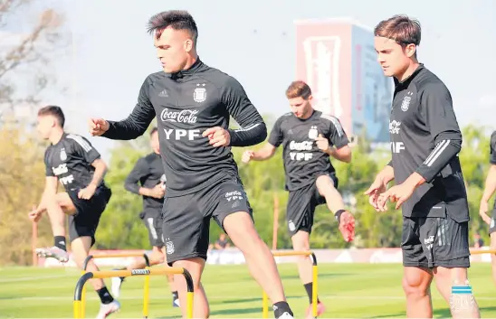  ?? Prensa AFA ?? Lautaro Martínez y Dybala realizan ejercicios físicos en el predio de Ezeiza.