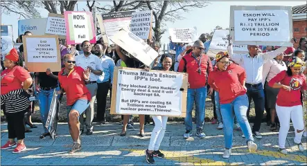  ?? Picture: RANDELL ROSKRUGE ?? LOUD AND CLEAR MESSAGE: Eskom employees protesting in front of the Eskom Sunilaws offices in Beacon Bay