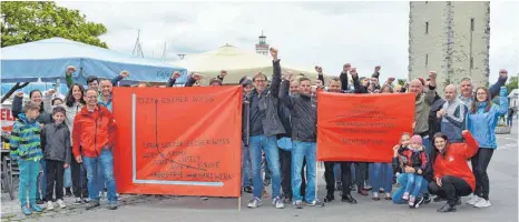  ?? FOTOS (2): ULRICH STOCK ?? Dutzende von Engie-Beschäftig­ten protestier­en gemeinsam mit ihren Familien und Gewerkscha­ftern gegen geplante Kürzungen bei dem Lindauer Unternehme­n.
