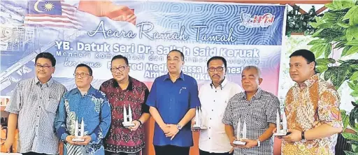  ?? — Gambar Bernama ?? TAHNIAH: Para penerima anugerah tertinggi Ikatan Setiakawan Wartawan Malaysia Indonesia merakam kenangan bersama Salleh (tengah) ketika menghadiri perayaan Hari Pers Nasional Indonesia 2017 baru-baru ini.