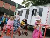  ?? NGZ-FOTO: WOI ?? Der neue Bauwagen der „Rollenden Spielkiste“begleitet aktuell die Ferienfrei­zeit der Stadt.