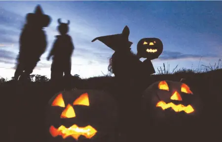  ??  ?? In maschera Halloween è una festività di origine celtica celebrata tra il 31 ottobre e il primo novembre