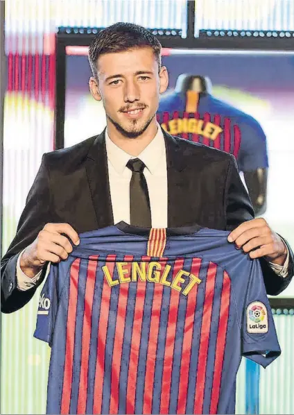  ?? FOTO: GERARD FRANCO ?? Clément Lenglet posó sonriente con su nueva camiseta y se mostró muy contento de su fichaje por el FC Barcelona