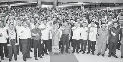  ?? — Gambar Chimon Upon ?? KENANGAN: Abang Johari (enam kanan) dan Juma’ani (tujuh kanan) serta tetamu kenamaan yang lain merakamkan gambar bersama pemimpin masyarakat selepas penutupan Program Sijil Tadbir Urus Desa 2018 Zon Sarawak di UNIMAS semalam.