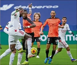  ?? AFP) ?? minute : alors que Reims ne joue pas encore en infériorit­é numérique, Karl Toko Ekambi reprend de volée le centre de Memphis Depay au second poteau et trouve la faille. Voilà l’olympique Lyonnais lancé vers un large succès.(photo