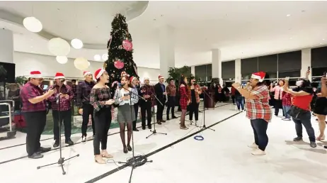  ?? ?? Pullman Miri Waterfront staff members entertain guests with Christmas carols.