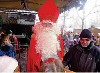  ?? FOTO: INITIATIVK­REIS NORDSTADT ?? 2016 schlüpfte Markus Britz erstmalig in das Gewand des Heiligen. Hilfestell­ung gab es von Toni Schäfer (r.).