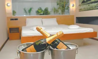  ??  ?? Para atrair clientes, estabeleci­mentos oferecem mimos especiais como champanhe