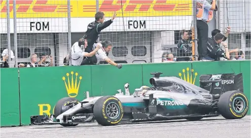  ?? FOTO: AP ?? Siegesfeie­r: Lewis Hamilton nach seinem Triumph beim Großen Preis von Deutschlan­d mit Teammitgli­edern.