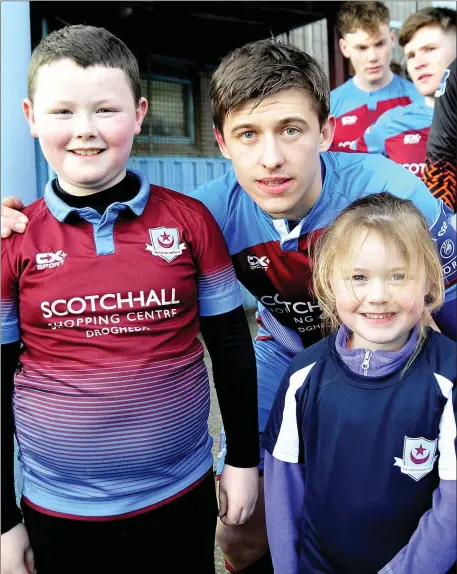  ?? Picture: Larry McQuillan ?? The mascots at the recent Drogheda United v UCD SSE Airtricity League First Division match were Aaron and Caoimhe Mc Cormack and they are pictured with club captain Jake Hyland.