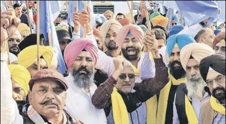  ?? SANJEEV KUMAR/HT ?? Rebel AAP MLA Sukhpal Singh Khaira, suspended party MP Dr Dharamvira Gandhi, Lok Insaaf Party MLA Simarjeet Singh Bains and other leaders before the launch of the ‘Insaaf March’ at Talwandi Sabo in Bathinda on Saturday.