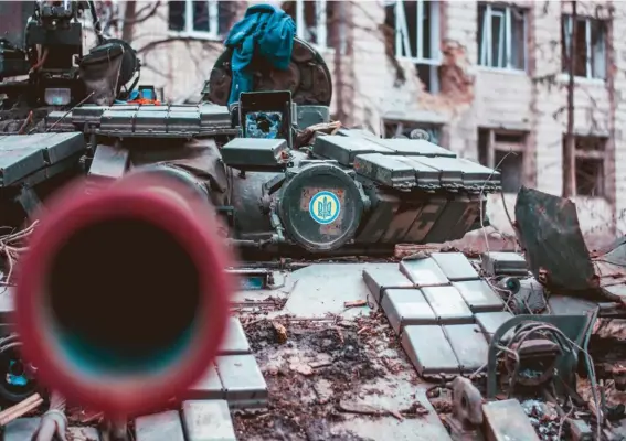  ?? Photo Giuseppe Attard ?? A Russian tank which was seized by Ukrainian forces outside a hospital building near Bucha.