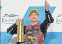  ??  ?? Sam Lowes celebra su victoria de Moto2 en el podio de Losail.