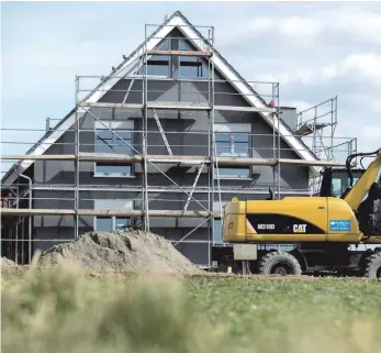  ?? FOTO: DPA ?? Viel zu zögerlich geht es bei der Bebauung der vielen Tuttlinger Baulücken voran – das findet zumindest die Stadtverwa­ltung. Mit einem neuen Baulücken-Kataster soll es nun mehr Bewegung geben.