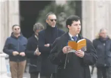  ??  ?? Miembros de una coalición internacio­nal de laicos conocida como Acies Ordinata realizaron una manifestac­ión en Piazza San Silvestro en Roma.