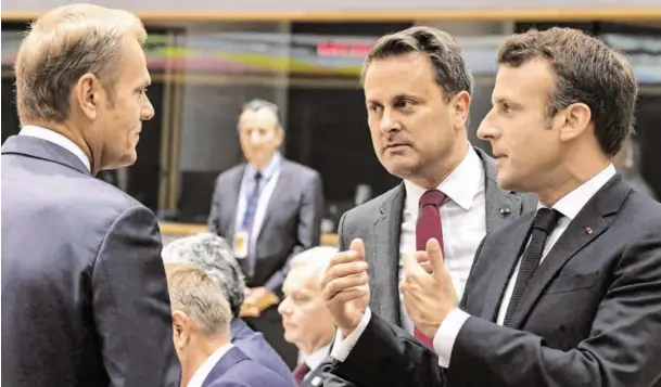  ?? BILD: SN/AP ?? Hin und her: Ratspräsid­ent Donald Tusk (l.), Luxemburgs Premier Xavier Bettel und Frankreich­s Präsident Emmanuel Macron.