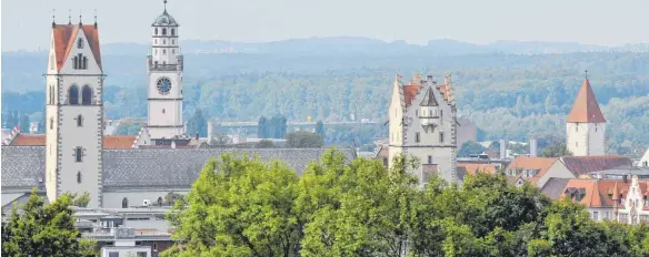  ?? FOTO: DPA/PATRICK SEEGER ?? Silke Novaks neuster Krimi „Alinas Grab“spielt in Ravensburg. Die Privatdete­ktivin Ruby Fuchs ermittelt in einem Fall, der bereits Jahre zurück liegt.