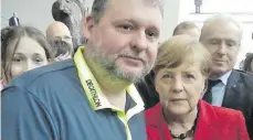  ?? FOTO: PRIVAT ?? Jo Eller (links) holte sich ein Danke von Angela Merkel ab.