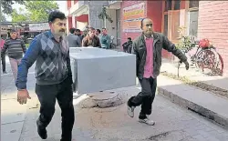  ?? HT FILE ?? CBI staff carry an almirah to the CBI court to store the documents related to chargeshee­t.