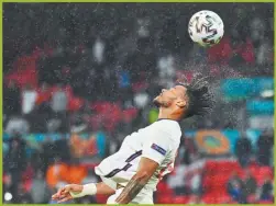  ?? AFP ?? MÍSTICA. El clásico más antiguo del mundo, bajo la lluvia.