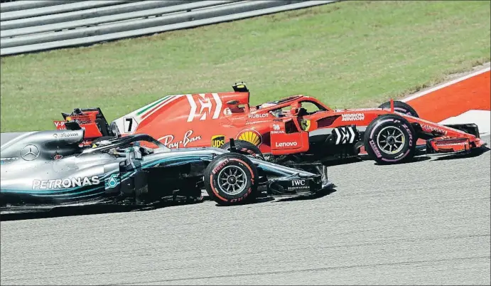  ?? ERIC GAY / AP ?? Kimi Räikkönen logró su 21.ª victoria en la F-1, cinco años después de la última, gracias en buena medida a este adelantami­ento en la salida sobre Lewis Hamilton