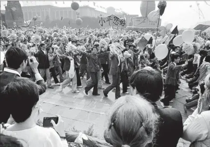  ?? HE YANGUANG / FOR CHINA DAILY ?? Students march with a banner bearing the words “Hello, Xiaoping” during the National Day parade in Beijing’s Tian’anmen Square on October 1, 1984.