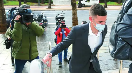  ?? EFE ?? Santi Mina, jugador del Celta, en su llegada a la Audiencia Provincial de Almería