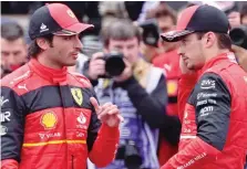  ?? ANSA ?? Sainz (a sinistra) con il compagno Charles Leclerc, 24