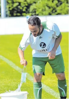  ?? Foto: Peter Kleist ?? Gekühlte Getränke standen auch beim Derby Stätzling II gegen Mering II bereit. Hier greift Stätzlings Haluk Bayar zur Wasserflas­che.