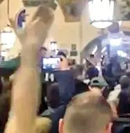  ?? ?? Un fermo immagine del video sul web che mostra i tifosi della Lazio inneggiare al Duce in una birreria di Monaco (in Germania)