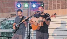  ?? FOTO: SIMON SCHNEIDER ?? Michael Oertel (rechts) hat sein Publikum am Freitagabe­nd in Stetten fest im Griff.