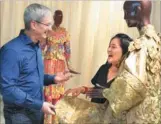  ?? TIM COOK’S WEIBO ?? Tim Cook, CEO of Apple Inc, talks with Chinese fashion designer Guo Pei on Monday in Beijing.