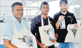  ?? Picture: ATU RASEA ?? Fai Ali from Wyndham Group, left, Aaron A from Kanu and Rafa Jaklik from the
InterConti­nental Resort and Spa — the top tree winners with the spoils.