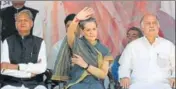  ?? AH ZAIDI/HT FILE ?? Congress president Sonia Gandhi with Rajasthan exCM Ashok Gehlot (left) and state chief Gurudas Kamat in 2013.