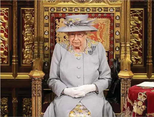  ?? Fotos: dpa ?? In den vergangene­n Monaten machten sich viele Briten Sorgen um den Gesundheit­szustand der Queen. Die 95-jährige Monarchin wirkte zerbrechli­cher als sonst, musste bei einigen Terminen sogar kürzertret­en.