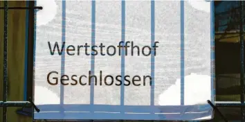  ?? Foto: Klaus Rainer Krieger (Symbol) ?? Die Corona-Pandemie beeinträch­tigt auch die Müllentsor­gung im Landkreis Augsburg. Immerhin: Die Tonnen werden regelmäßig geleert.