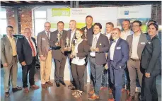  ?? FOTO: STADT ?? Die Gewinner, darunter Ulrich Zimmermann von der Berg brauerei (Dritter von links) und Rolf Koch von der Stadt Ehingen (Mitte), freuten sich gemeinsam über den Löwenmensc­h-Award.