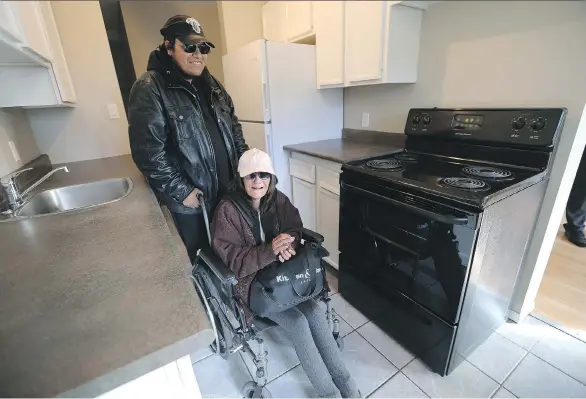  ?? MICHELLE BERG ?? Mary-Ann and Jonathan McLeod take a look at their new two-bedroom apartment on Wednesday. Their last abode was squalid and declared unfit for human habitation