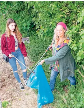  ?? FOTO: SALZBURG ?? Claudia Middeldorf (r.) und ihre Tochter Chiara beklagen sich seit dem Ausbruch der Corona-pandemie über zu viel Müll in der Natur. Sie sehen nicht tatenlos zu, sondern sammeln den Unrat auf.