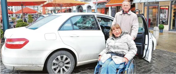  ?? Fotos: Bernd Hohlen ?? Alfons Frey ist oft mit seiner Tochter Susanne in Augsburg unterwegs. Da die junge Frau auf einen Rollstuhl angewiesen ist, würde ihr Vater gerne auf Behinderte­nparkplätz­en parken. Doch erstens gibt es davon nicht allzu viele, zweitens gibt es weitere...