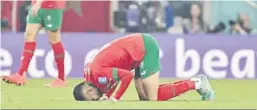  ?? JUAN IGNACIO RONCORONI / EFE ?? En-Nesyiri reza antes de un partido del Mundial de Qatar con Marruecos.