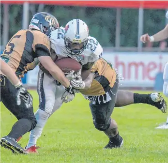  ?? FOTO: FLORIAN WOLF ?? Malik Norman (Mitte, gegen Gießens Laquesse Taylor) steht mit den Ravensburg Razorbacks vor dem Titel in der German Football League 2 Süd.