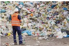  ?? FOTO: JULIAN STRATENSCH­ULTE/DPA ?? In Deutschlan­d soll weniger Müll entstehen, und was nicht mehr genutzt wird, soll vermehrt wiederverw­ertet werden.
