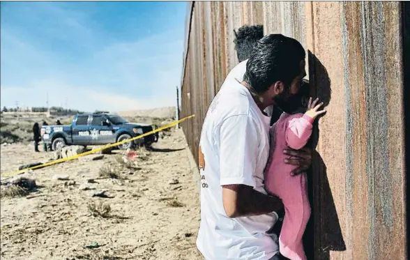  ?? HERIKA MARTÍNEZ / AFP ?? Un mexicano de Ciudad Juárez con un niño saludando a través del muro a un familiar en el lado estadounid­ense, el pasado diciembre