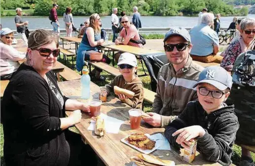  ?? Fotos: Lucien Wolff ?? Zu beiden Seiten der Mosel wurde bei bestem Wetter fröhlich gefeiert.