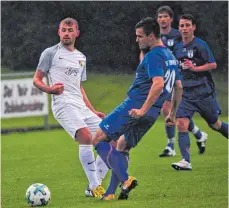  ?? SZ-FOTO: MAS ?? Hannes Pöschl (links, hier im Spiel gegen Tübingen) erzielte den Ausgleichs­treffer für Ehingen-Süd im Spiel bei Normannia Gmünd.