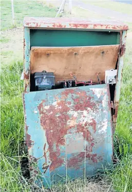  ?? Picture: CHUX FOURIE ?? IN DISREPAIR: An electrical substation near Frontier Hospital