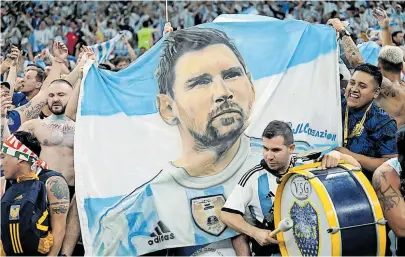 ?? [ AFP/Juan Mabromata ] ?? Die „Gauchos“feiern Messi und trommeln sich schon für den Showdown gegen Polen warm.